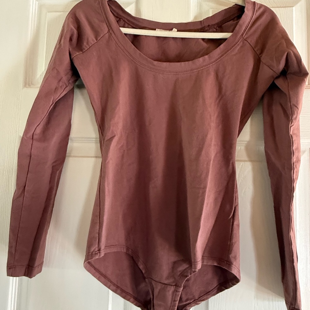 Long-Sleeve Scoop Neck Bodysuit in Dusty Rose